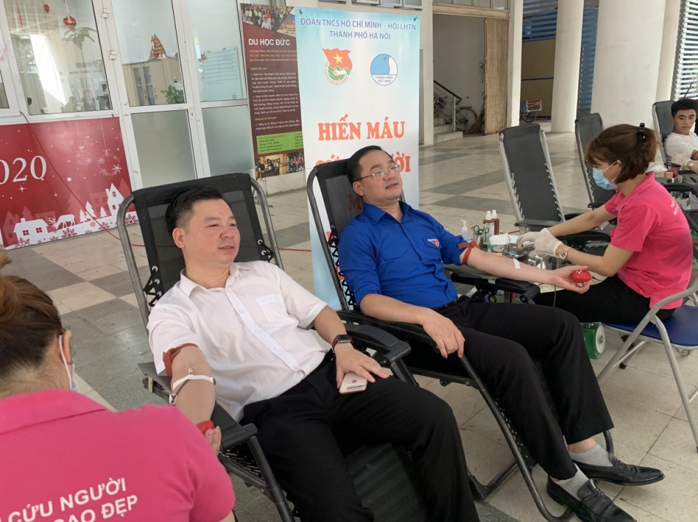 Đồng chí Nguyễn Sỹ Trường, Phó Chủ tịch Ủy ban MTTQ Việt Nam thành phố Hà Nội và đồng chí Nguyễn Ngọc Việt, UV BTV Trung ương Đoàn, Thành ủy viên, Bí thư Thành đoàn tham gia hoạt động hiến máu tình nguyện tại Chương trình