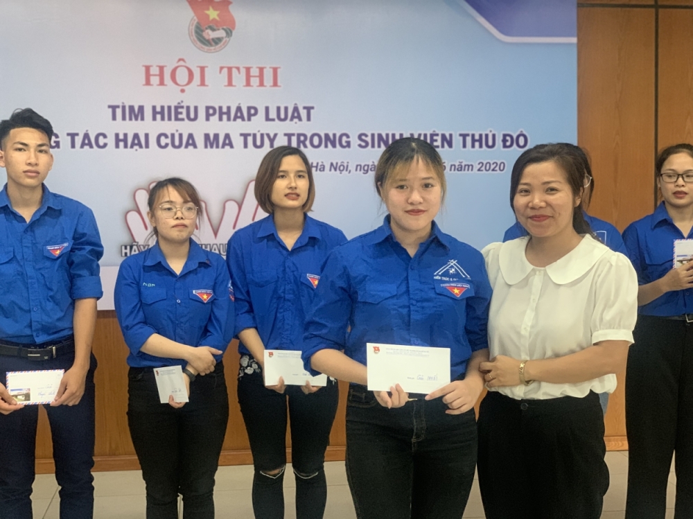 Đồng chí Quán Thị Vân Anh, UVBCH, Trưởng ban Tổ chức - Kiểm tra Thành đoàn Hà Nội trao giải Nhất cho thí sinh Đặng Thục Anh