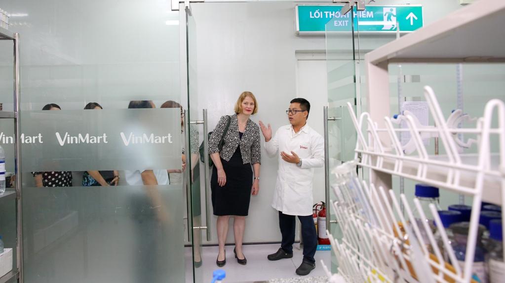 Đại sứ New Zealand - bà Wendy Matthews tham quan Phòng Kiểm nghiệm An toàn Thực phẩm tại siêu thị VinMart Times City (Hà Nội)