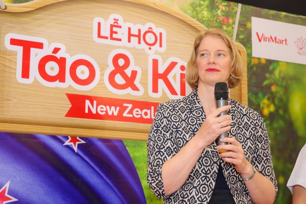 Bà Wendy Matthews cho biết: “Hợp tác giữa VinMart, VinMart+ và Hiệp hội doanh nghiệp New Zealand ngày hôm nay là một trong những sự kiện quan trọng giúp đưa các loại táo, kiwi vừa an toàn và ngon bổ sạch đến với người dân Việt Nam”