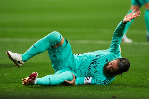 Đội trưởng của Real Madrid tỏ vẻ đau đớn sau khi va chạm với Isak.