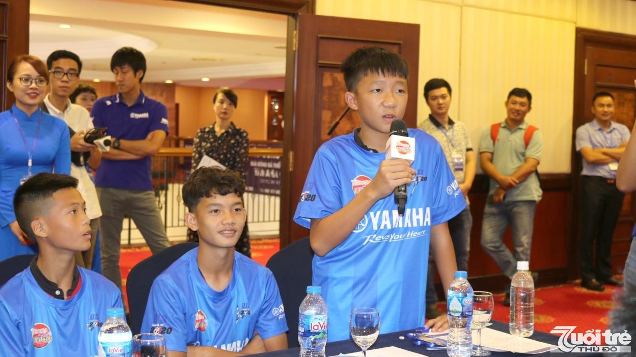 Các cầu thủ nhí giao lưu tại buổi họp báo Giải bóng đá Thiếu niên toàn quốc Yamaha Cup 2020