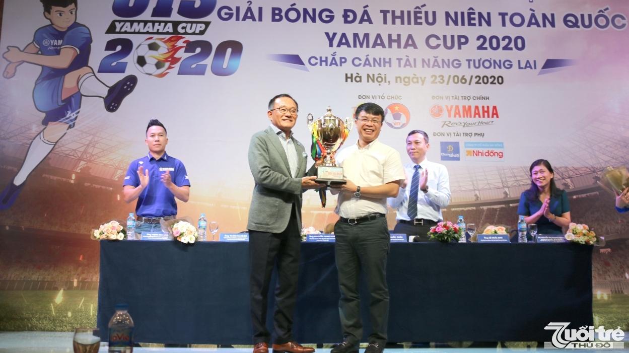 Ban Tổ chức nhận Cup từ nhà tài trợ Giải bóng đá Thiếu niên toàn quốc Yamaha Cup 2020