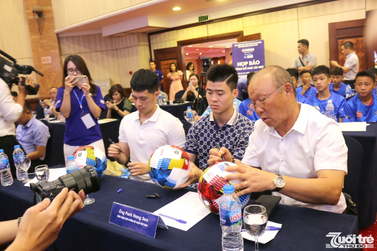 Các khách mời giao lưu tại buổi họp báo Giải bóng đá Thiếu niên toàn quốc Yamaha Cup 2020