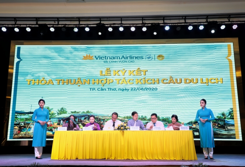 Đại diện Vietnam Airlines ký kết thỏa thuận hợp tác với sở du lịch các tỉnh, thành phố. (Ảnh: Thanh Cường)