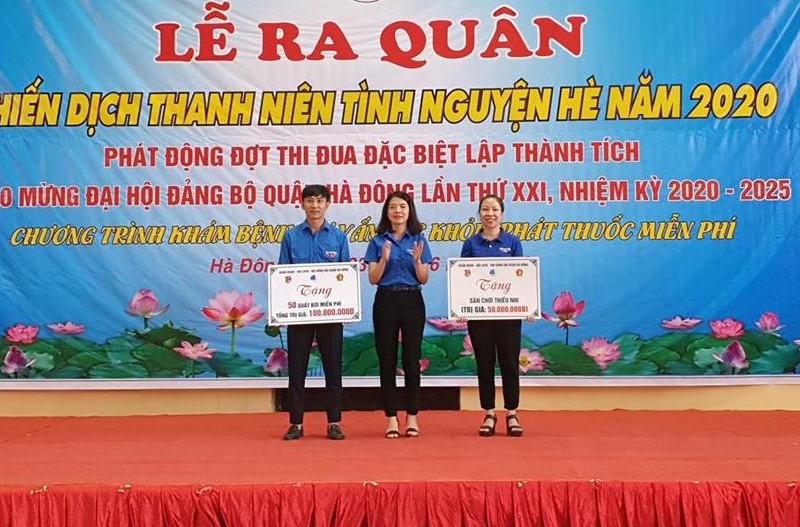 Chị Hoàng Thị Huyền Trang, Bí thư Quận đoàn Hà Đông trao quà tới các đơn vị