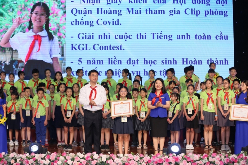 Các đại biểu trao phần thưởng tới cháu ngoan Bác Hồ tiêu biểu