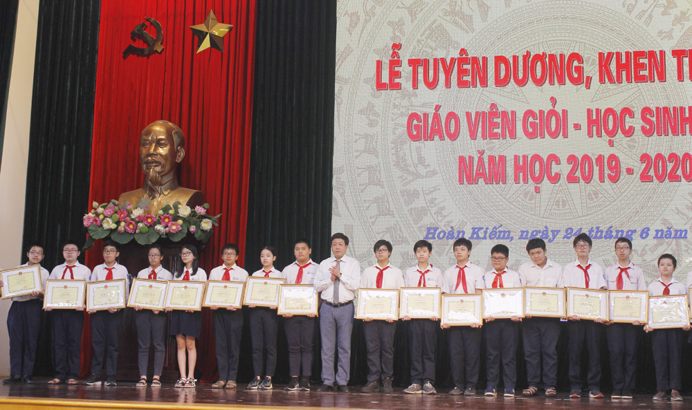 Hoàn Kiếm tuyên dương giáo viên, học sinh giỏi năm học 2019 – 2020