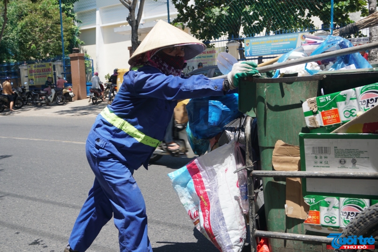 Công nhân môi trường đô thị vẫn miệt mài làm việc dù có nắng nóng gây gắt