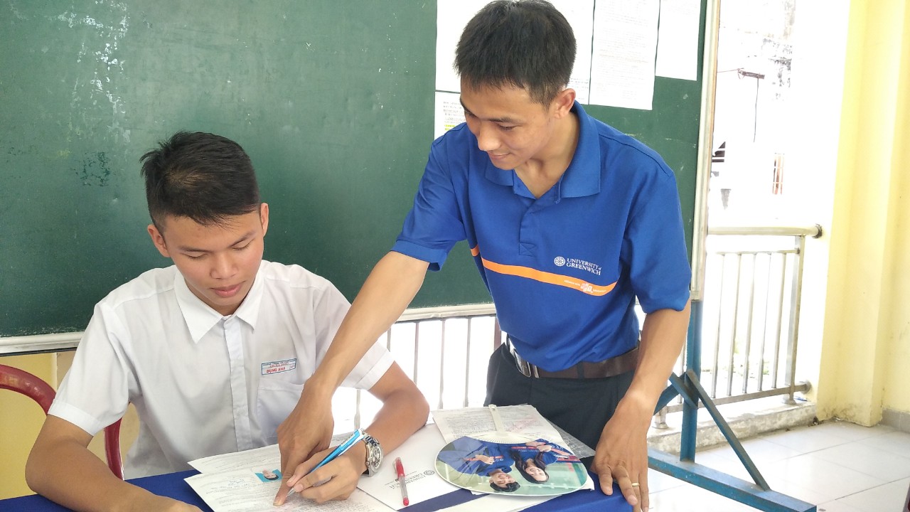 Phụ huynh học sinh ở Đà Nẵng đổ xô mượn học bạ làm hồ sơ xét tuyển Đại học