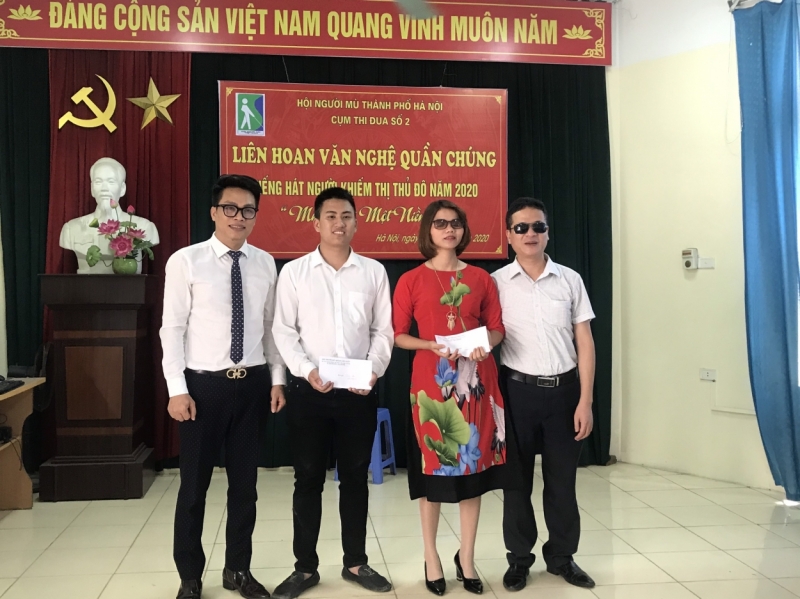 Đại diện Ban tổ chức trao giải Nhì tới các thí sinh khiếm thị tham gia liên hoan