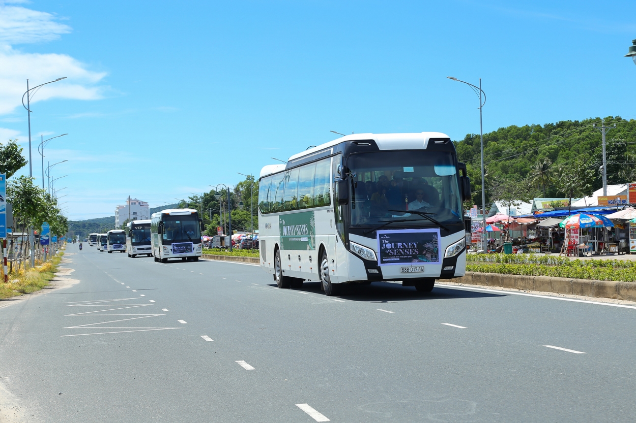 Đoàn xe đưa đội ngũ kinh doanh đi qua các địa danh du lịch nổi tiếng của Phú Quốc
