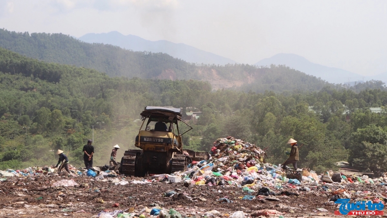 Miệt mài mưu sinh trong bãi rác lớn nhất TP Đà Nẵng