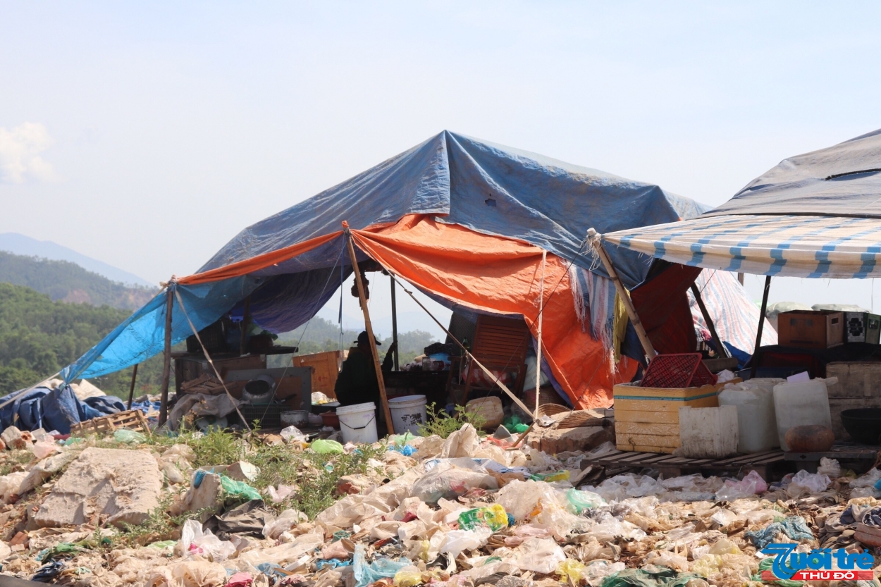Người lao động nghỉ ngơi và ăn uống ngay tại lều tạm bên trong bãi rác để tranh thủ thời gian