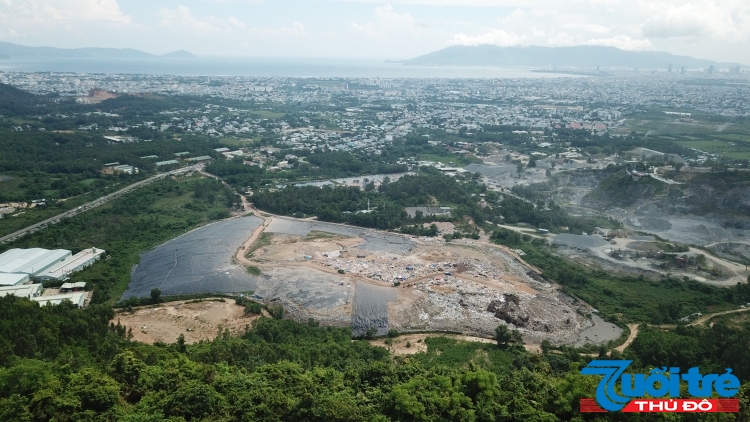 Bãi rác Khánh Sơn hiện đang quá tải khi mỗi ngày phải gánh thêm 1.000 tấn rác được đưa về từ các quận, huyện trên địa bàn. Hiện khối lượng chôn lấp bên trong bãi đã lên đến hơn 3 triệu tấn rác