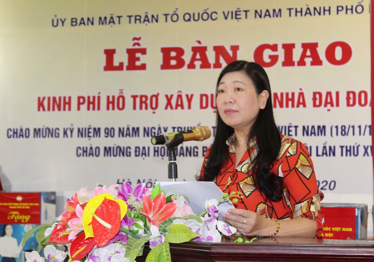 Chủ tịch Ủy ban MTTQ Việt Nam TP Hà Nội Nguyễn Lan Hương phát biểu tại buổi lễ