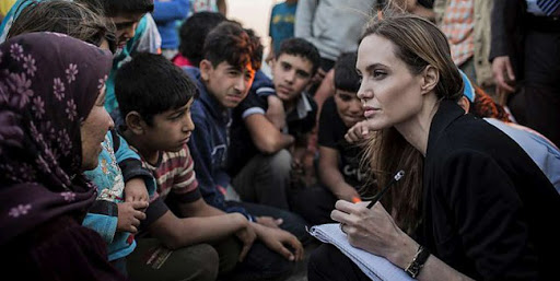 Diễn viên Angelina Jolie trong một chuyến đi