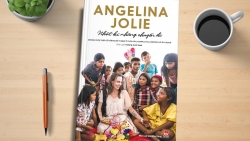"Nhật kí những chuyến đi" - cuốn tự truyện xúc động của diễn viên Angelina Jolie