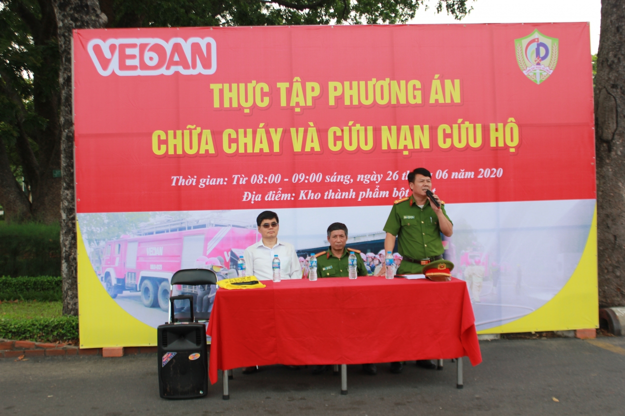 Thượng tá Lê Quang Bằng - Phó Trưởng công an huyện Long Thành hướng dẫn chỉ đạo chữa cháy và cứu nạn