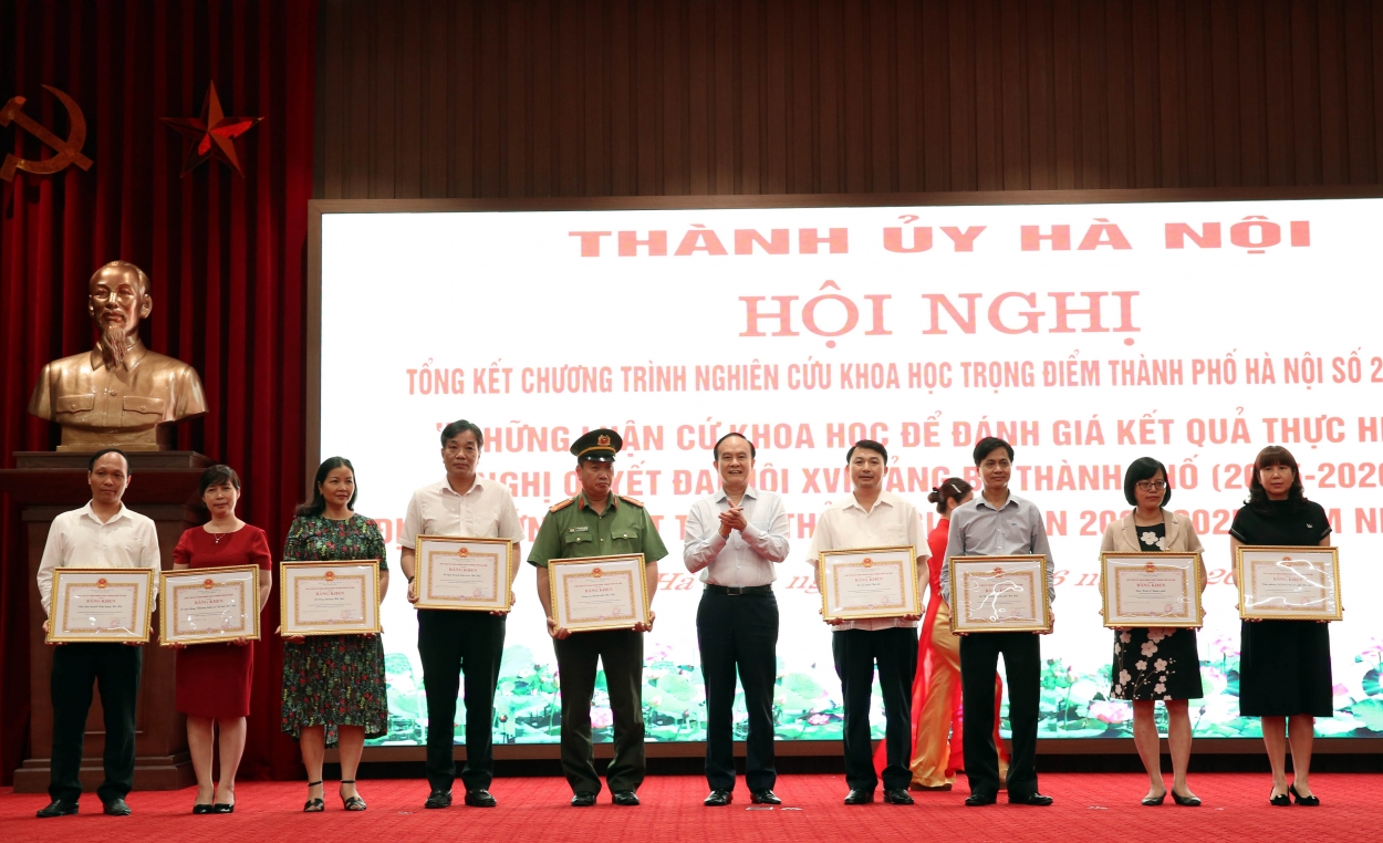 Phó Chủ tịch Thường trực HĐND TP Nguyễn Ngọc Tuấn trao Bằng khen của Thành ủy cho các tập thể và cá nhân xuất sắc