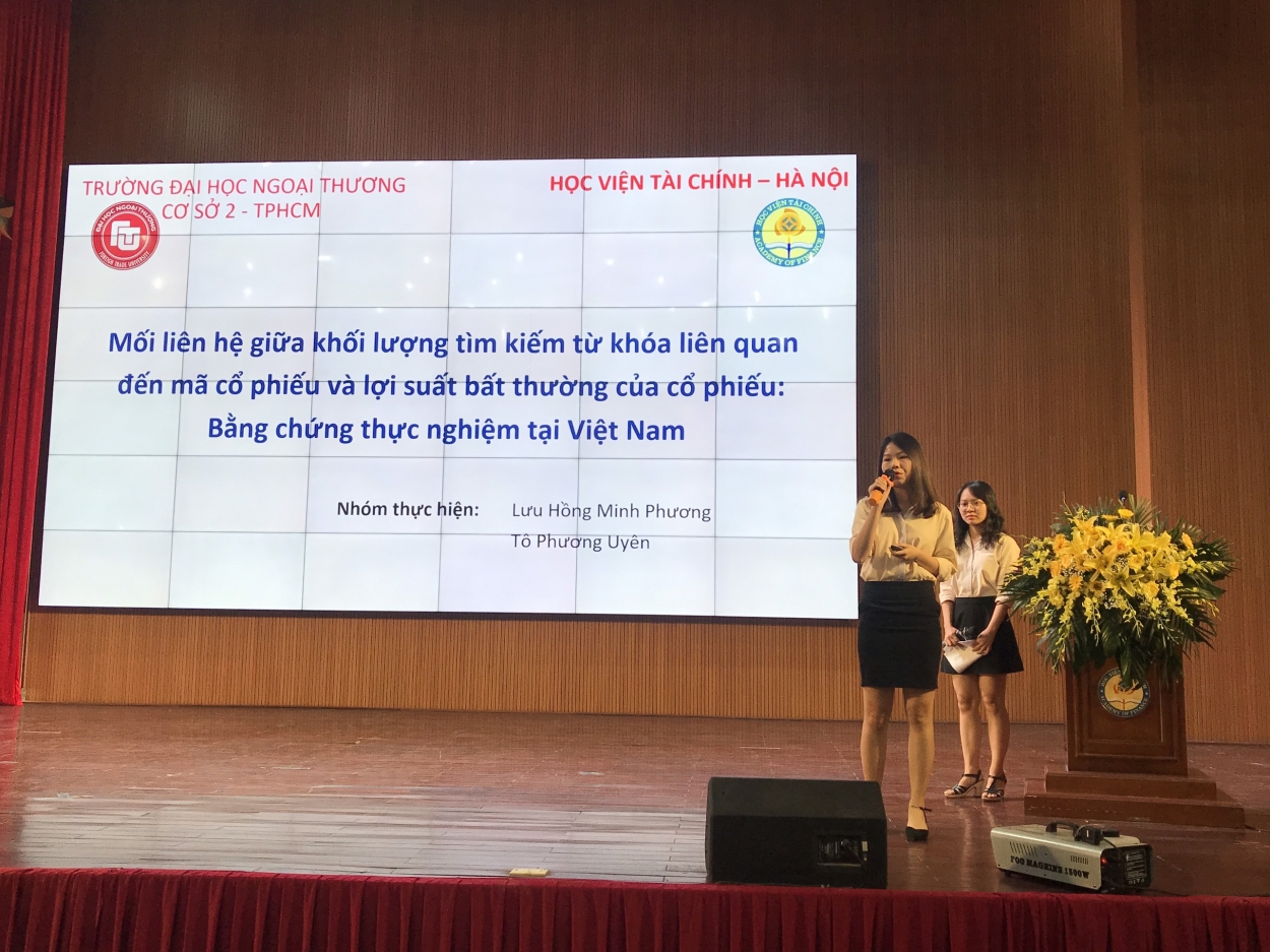 Nhóm sinh viên trường Đại học Ngoại thương Thành phố Hồ Chí Minh trình bày báo cáo nghiên cứu khoa học
