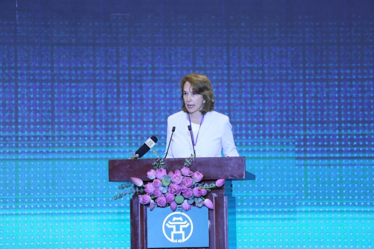 Chủ tịch Phòng Thương mại Hoa Kỳ tại Việt Nam (AmCham) Virginia B. Foote phát biểu tại hội nghị