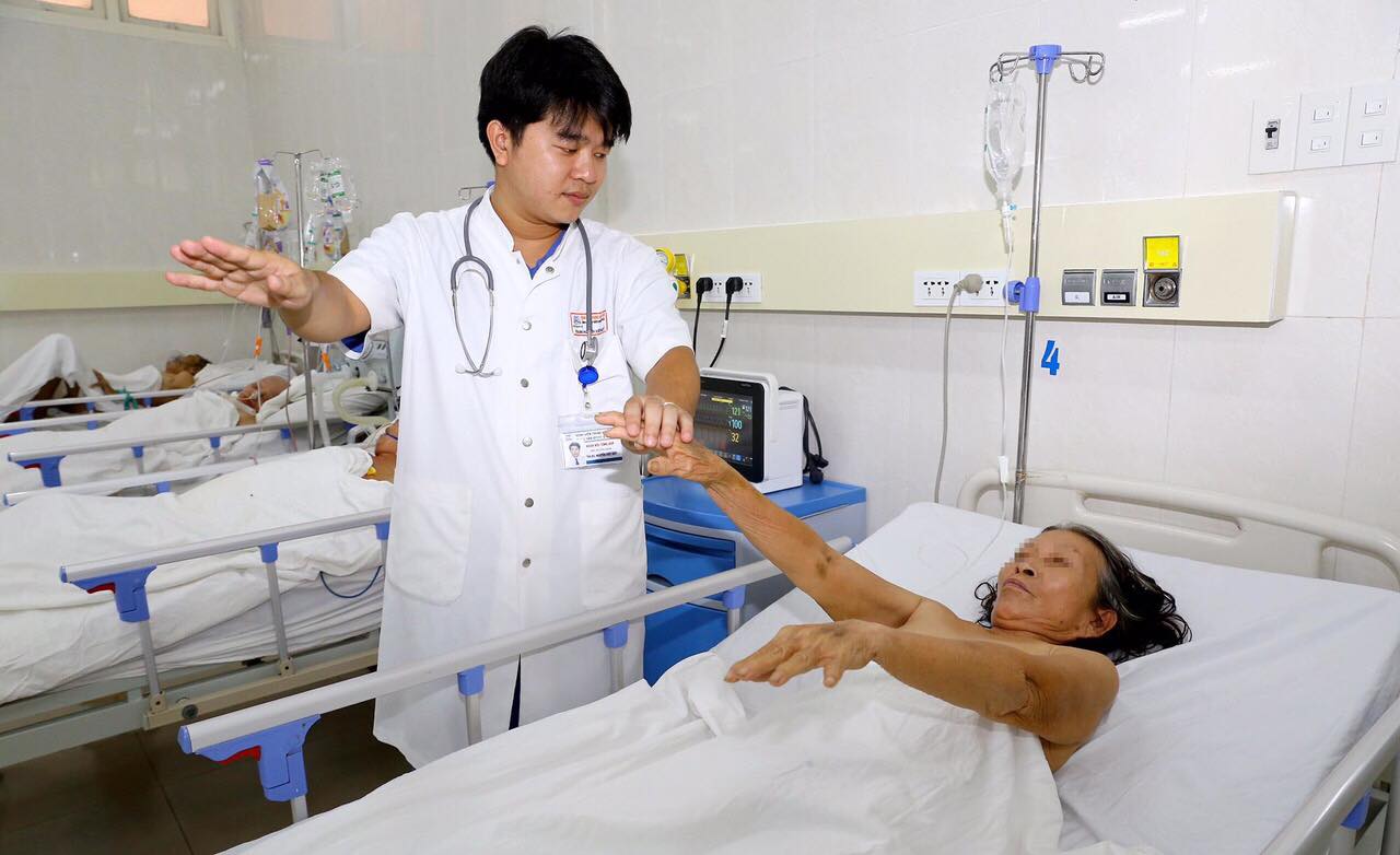 Cứu sống kịp thời một bệnh nhân ở Huế bị vỡ phình dị dạng mạch não