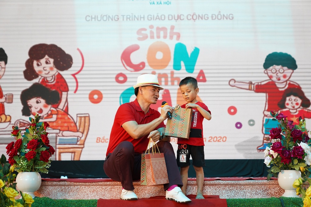 Hơn 500 phụ huynh, cán bộ mầm non cùng các em thiếu nhi tham dự chương trình “Sinh con, sinh cha”