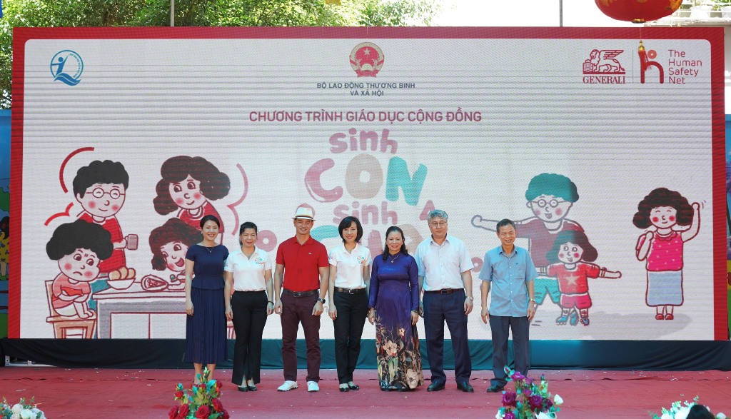 Chương trình “Sinh con, snh cha” đầu tiên có sự hiện diện của nhiều lãnh đạo cấp cao từ Ủy ban về các Vấn đề Xã hội của Quốc hội, Qũy BTTEVN, Sở LĐTBXH và các Sở, Ban, ngành của tỉnh Bắc Giang, Generali Việt Nam và NSƯT Xuân Bắc