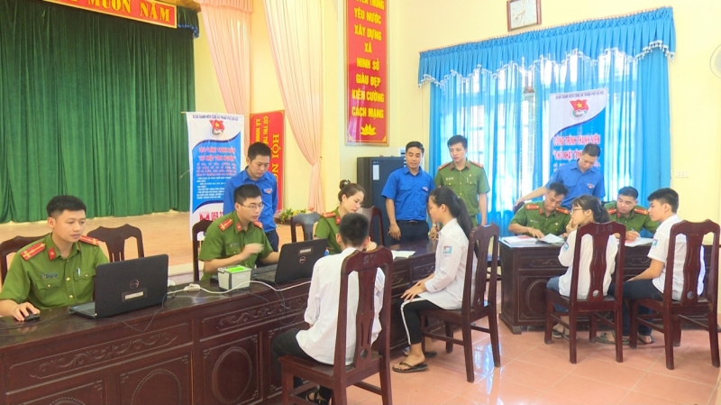 Đoàn Thanh niên Công an huyện Thường Tín cấp căn cước công dân cho học sinh