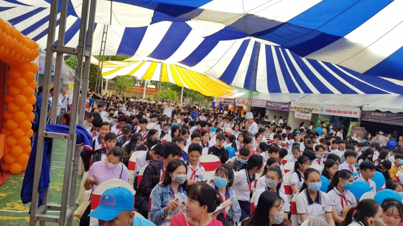 Đông đảo thanh niên, học sinh, sinh viên đến tham dự Ngày hội tư vấn hướng nghiệp, tuyển sinh