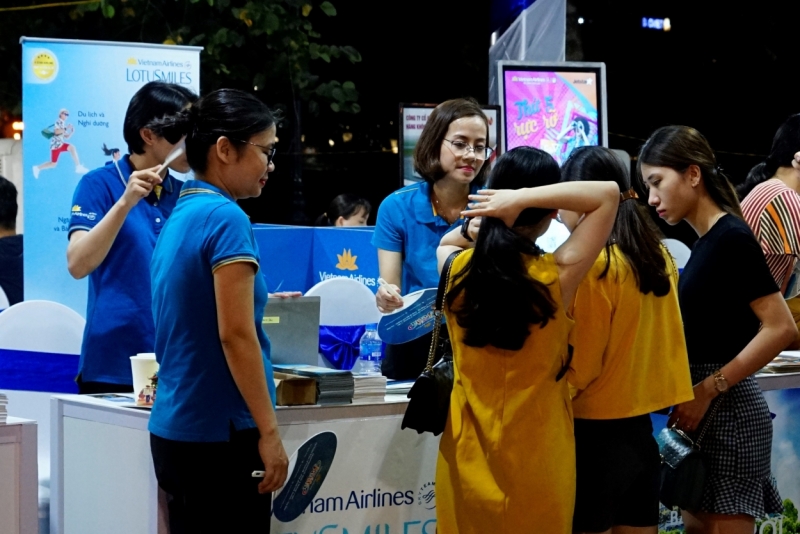 Khách tham quan tìm hiểu các ưu đãi vé máy bay, du lịch tại sự kiện.Dịp này, Vietnam Airlines cùng các công ty du lịch giới thiệu hàng nghìn ưu đãi vé máy bay, tour trọn gói