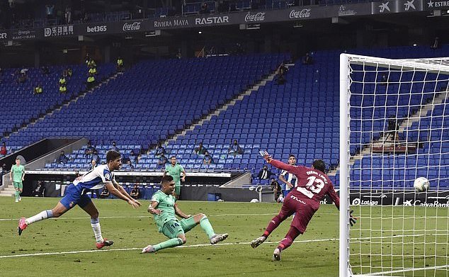 Bàn thắng của Casemiro giúp Real tạo ra khoảng cách 2 điểm với Barca.