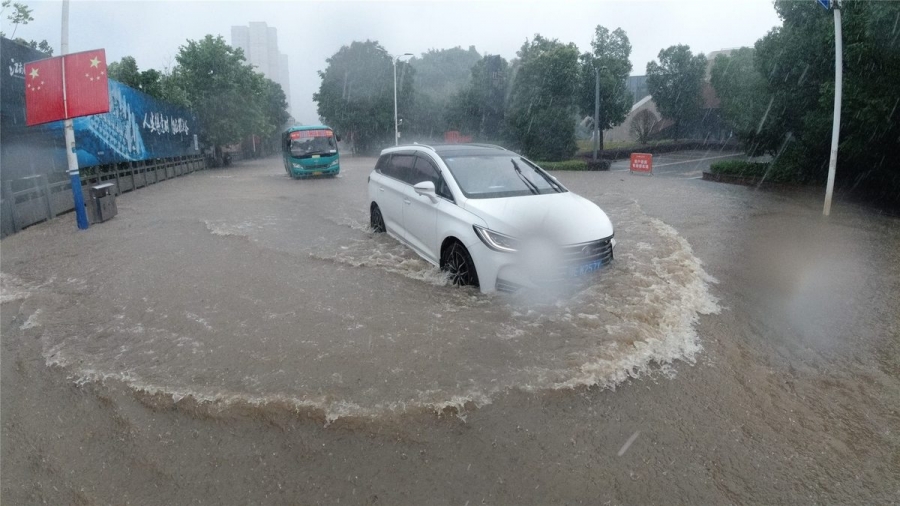 Xe cộ lưu thông khó khăn trên những con đường ngập nước