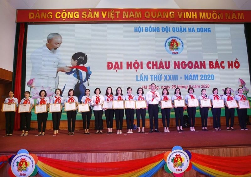 Khen thưởng giáo viên Tổng phụ trách Đội xuất sắc