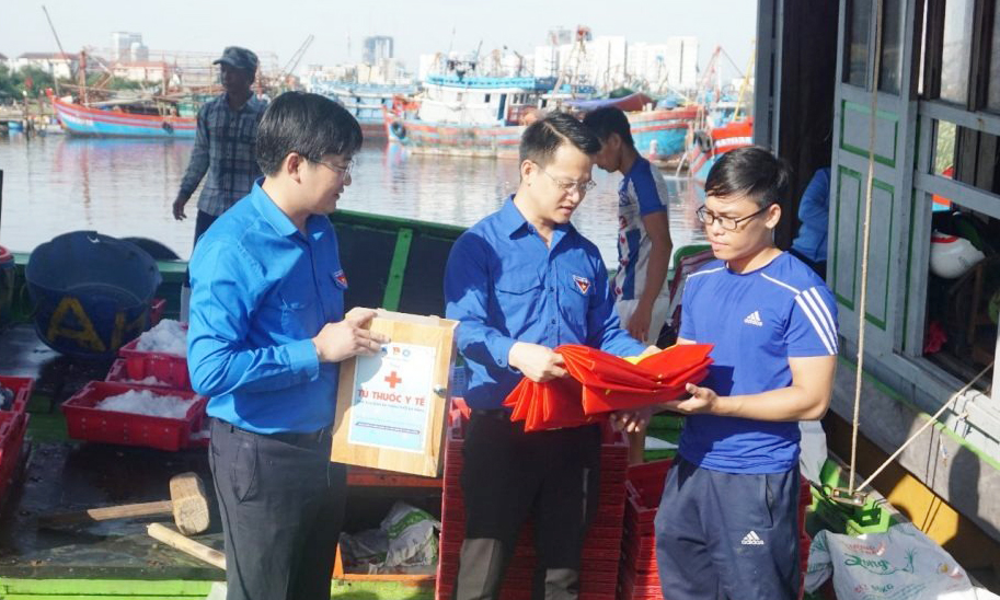 Thanh niên tình nguyện tặng 500 lá cờ Tổ quốc và 20 tủ thuốc cho bà con ngư dân tại âu thuyền Thọ Quang, quận Sơn Trà