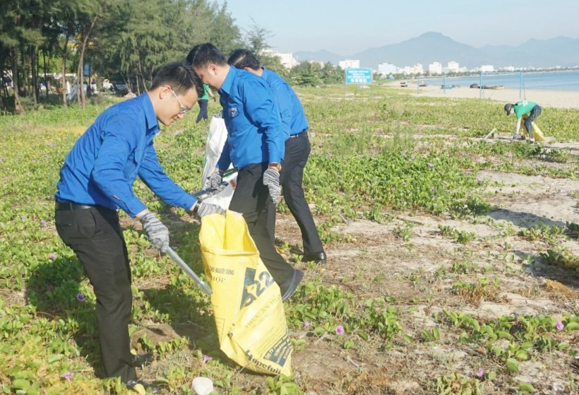 Đoàn viên, thanh niên hào hứng tham gia chiến dịch làm sạch biển