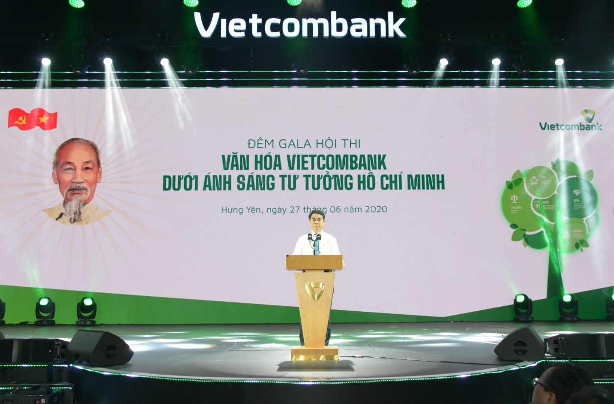 Đồng chí Nghiêm Xuân Thành - Ủy viên BTV Đảng ủy Khối DNTƯ, Bí thư Đảng ủy, Chủ tịch HĐQT Vietcombank phát biểu tại Hội thi