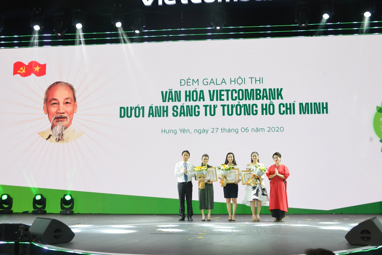 Đồng chí Nguyễn Mạnh Hùng - Ủy viên HĐQT, Bí thư Đảng ủy TSC Vietcombank (ngoài cùng bên trái) và NSƯT Trần Ly Ly – Giám đốc Nhà hát Nhạc vũ kịch Việt Nam (ngoài cùng bên phải) trao giải cho 3 đội đạt giải Ba.