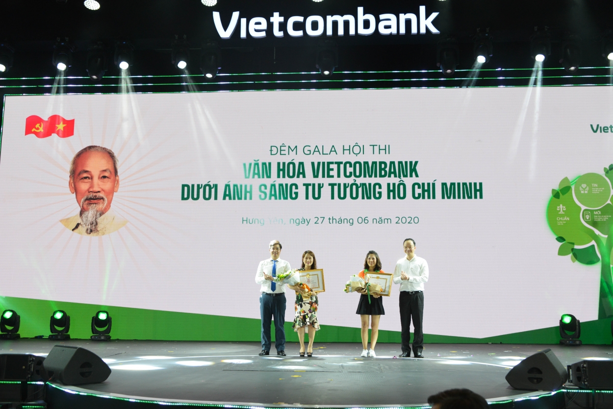 Đồng chí Lê Quang Vinh – Phó Tổng Giám đốc Vietcomebank (ngoài cùng bên phải) và đồng chí Nguyễn Trung Hiếu – Uỷ viên BCH, Phó Trưởng Ban Thường trực Ban Tuyên giáo Đảng uỷ DNTƯ (ngoài cùng bên trái) trao giải cho 2 đội đạt giải Khuyến khích.