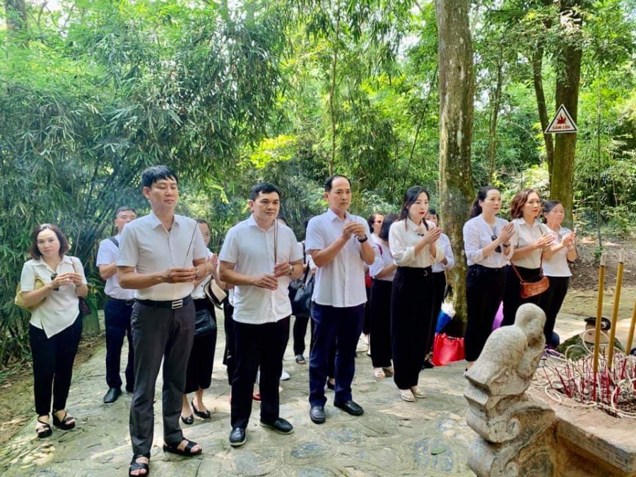 Đồng chí Nguyễn Đức Tuấn, Phó Bí thư Đảng uỷ, Chủ nhiệm Ủy ban Kiểm tra Đảng ủy cơ quan Thành đoàn Hà Nội cùng các đồng chí trong Chi bộ Trường Lê Duẩn dâng hương tại khu di tích cách mạng Tân Trào