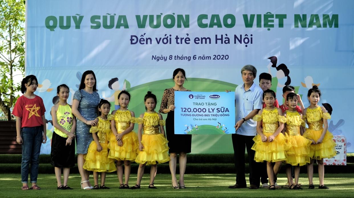 Hơn 1.300 trẻ em Hà Nội được chăm sóc dinh dưỡng từ Vinamilk và Quỹ sữa Vươn cao Việt Nam