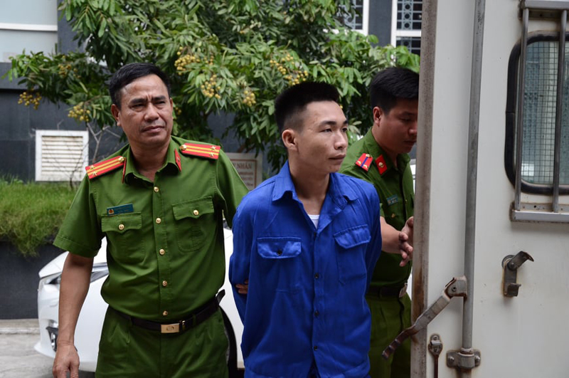 Cảnh sát hỗ trợ tư pháp áp giải bị cáo Đinh Văn Giáp tới trụ sở Tòa án nhân dân TP Hà Nội