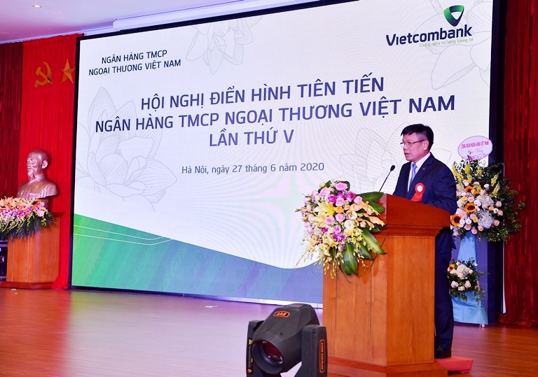 Phó Tổng Giám đốc, Chủ tịch Công đoàn Vietcombank Đào Minh Tuấn báo cáo thành tích thi đua Vietcombank giai đoạn 2015-2020