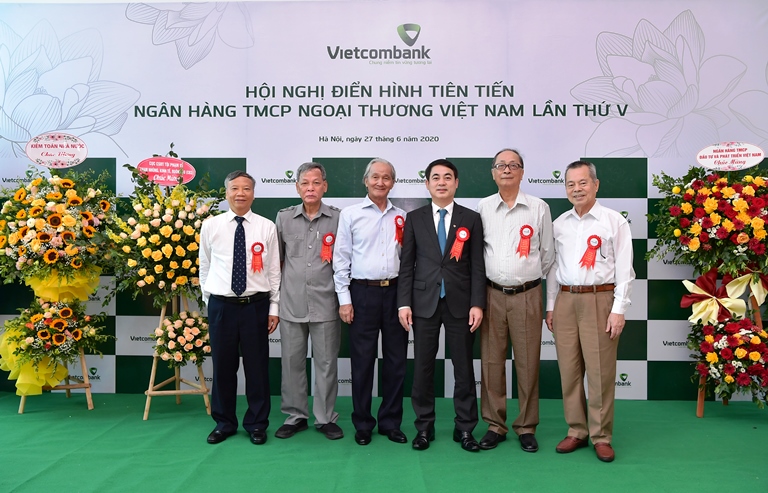 Chủ tịch HĐQT Vietcombank Nghiêm Xuân Thành (thứ 3 từ phải sang) cùng các thế hệ Chủ tịch Vietcombank các thời kỳ