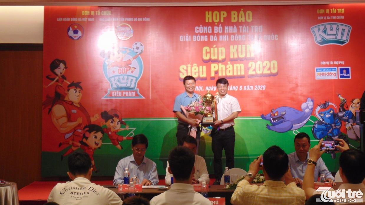 Đại diện nhà tài trợ trao cúp cho Ban tổ chức Giải bóng đá Nhi đồng toàn quốc (U11) cúp Kun Siêu Phàm 2020