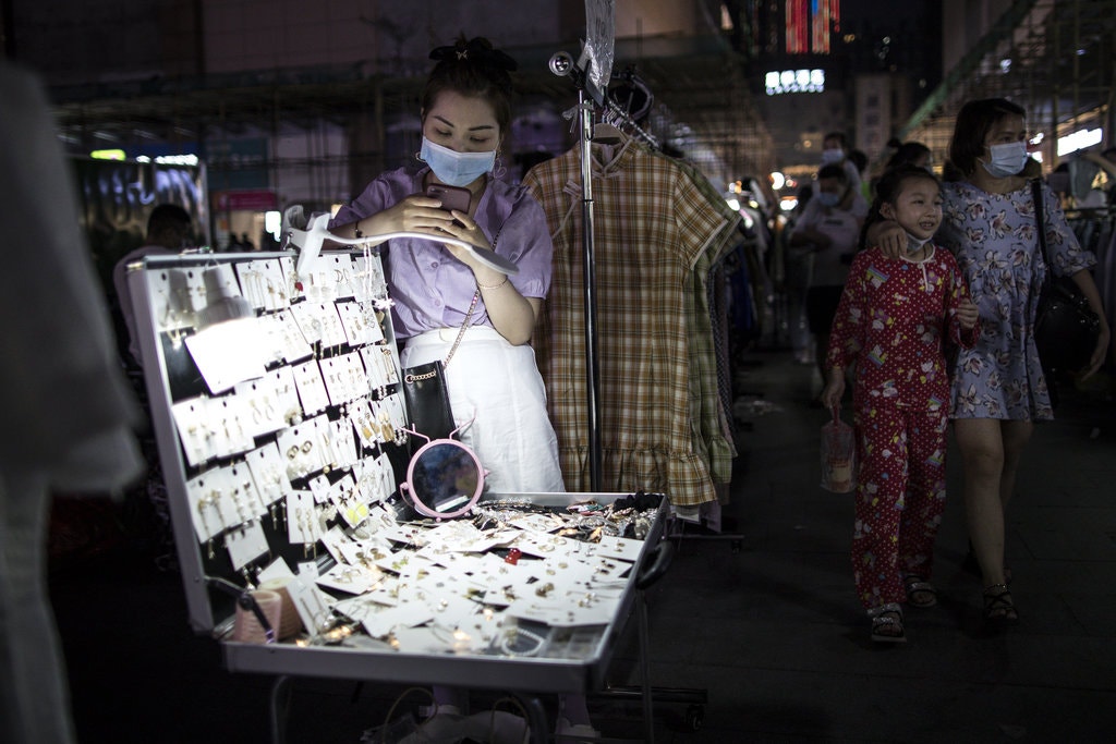 Một sạp hàng bán tại chợ đêm Vũ Hán (Ảnh: Getty)