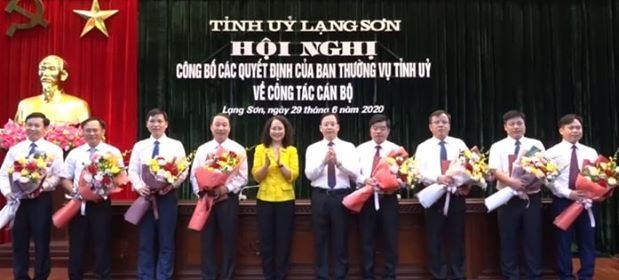 Bí thư Tỉnh ủy Lâm Thị Phương Thanh (thứ 5 từ trái sang) và Phó Bí thư Thường trực Tỉnh ủy Hoàng Văn Nghiệm (thứ 5 từ phải sang) chúc mừng các cán bộ, lãnh đạo vừa được phân công nhiệm vụ mới.