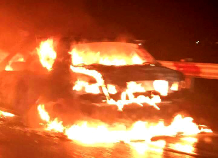 Hà Nội: Tài xế bỏ đi khi chiếc xe ô tô bốc cháy dữ dội trên cao tốc