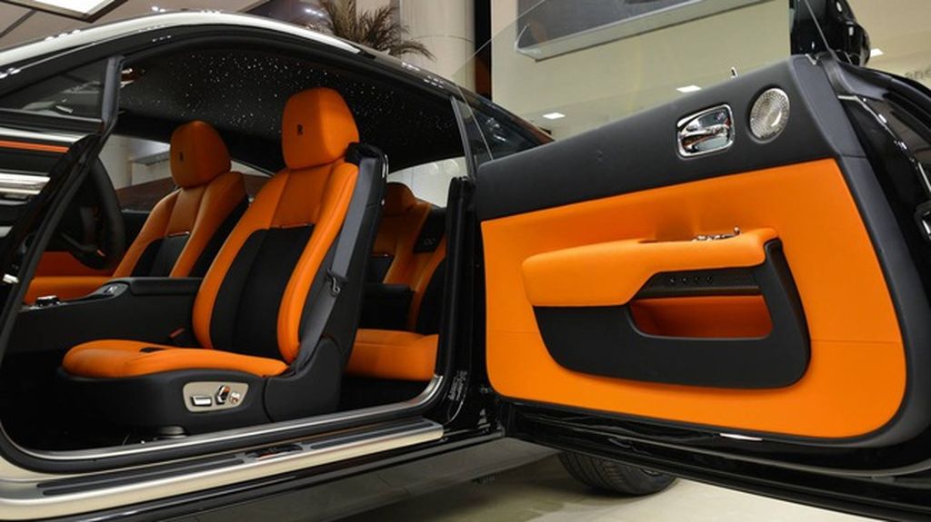 Ngắm nhìn nội thất “rực lửa” của chiếc Rolls-Royce Wraith Black Badge tại Abu Dhabi